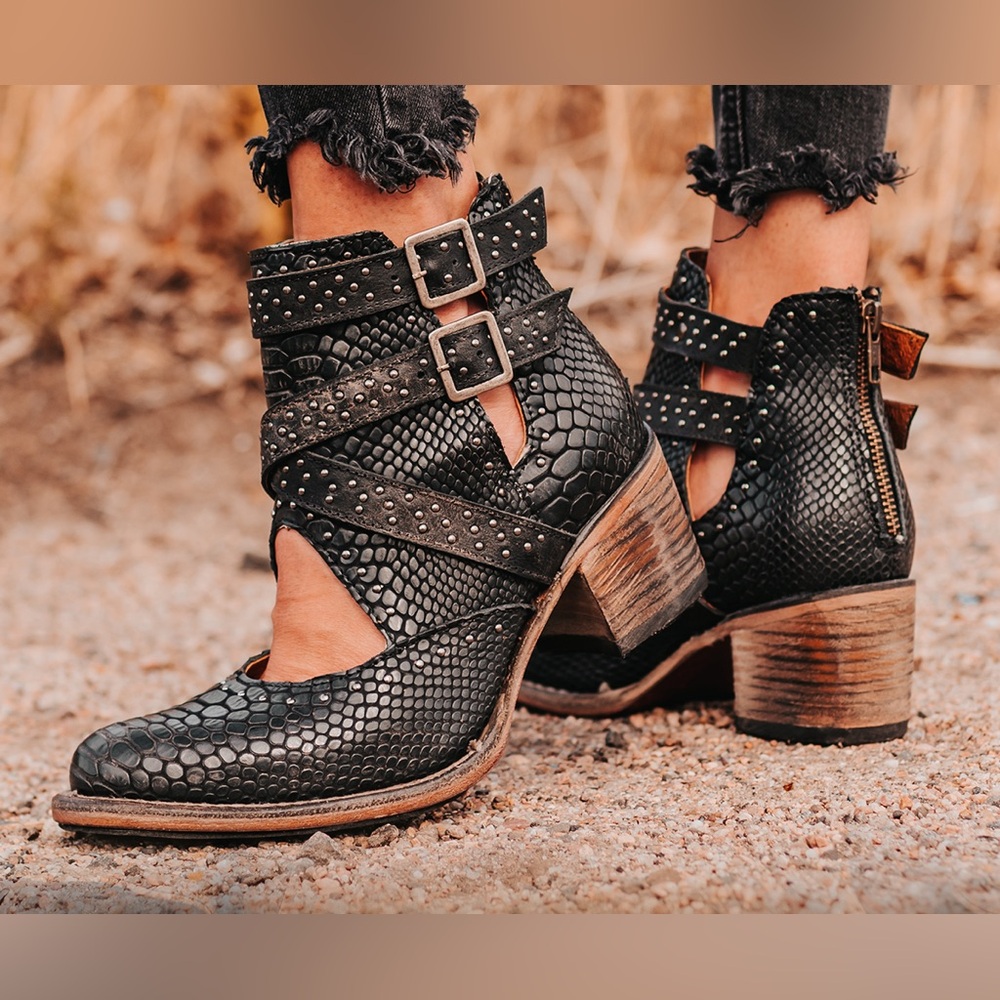 Freebird By Steven Black snake Sapphire Ankle Boot Sz 9